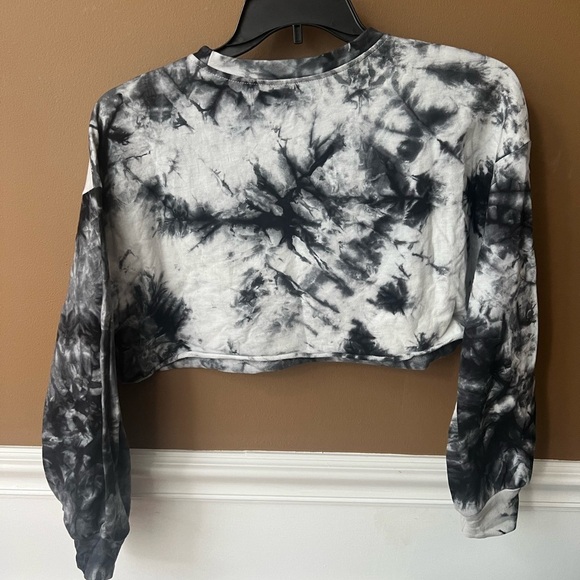SHEIN Black & White Women’s Cropped Athleisure Sweatshirt Size M Tie Dye - Picture 3 of 4